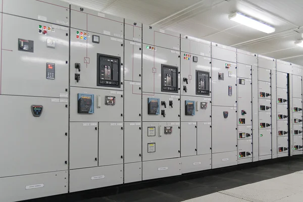 Subestação de distribuição de energia elétrica em uma planta Fotografia De Stock