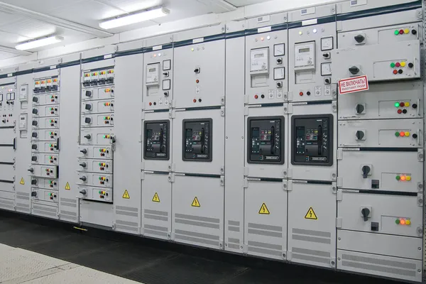 Subestação de distribuição de energia elétrica em uma planta Fotografia De Stock