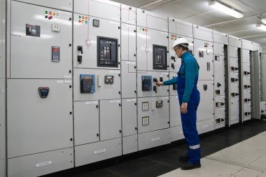 elektrik enerjisi dağıtım trafo adamdır