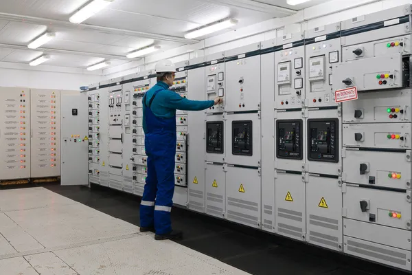 El hombre está en la subestación de distribución de energía eléctrica —  Fotos de Stock