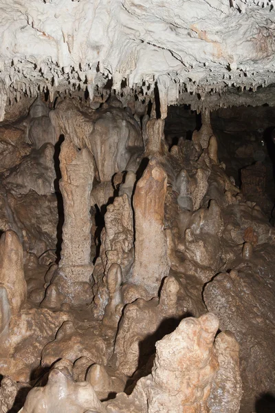 Карстовими утвореннями в печері. Північний Кавказ, Росія — стокове фото