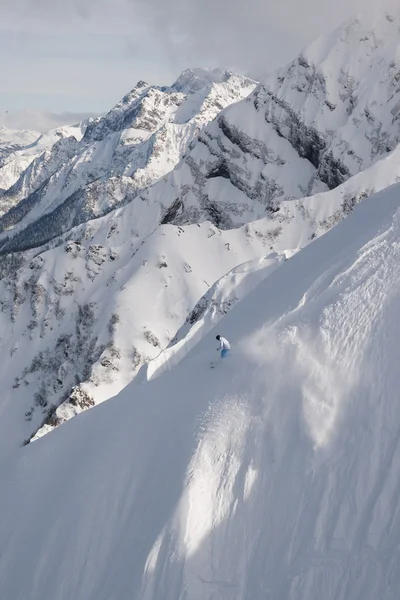 Freerider giù dalla cima della montagna — Foto Stock