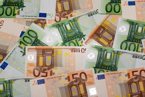 Moeda europeia - Cinquenta notas de euro e cem euros Ba — Fotografia de Stock