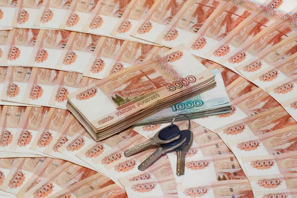 Cinco Mil Notas de Rublo, Mil Notas de Rublo e chaves Fotografias De Stock Royalty-Free