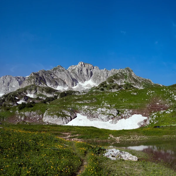 Uitzicht op mount pshekha-su en lake psenodah — Stockfoto