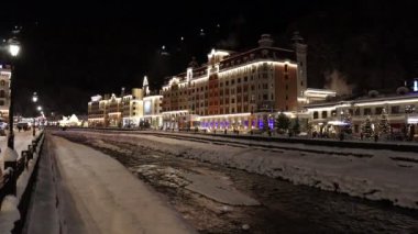 Sochi, Krasnaya Polyana, Rusya - 20 Ocak 2022: Rosa Khutor kayak merkezindeki otel ve dükkanlar. Mzymta Nehri 'nin seti..