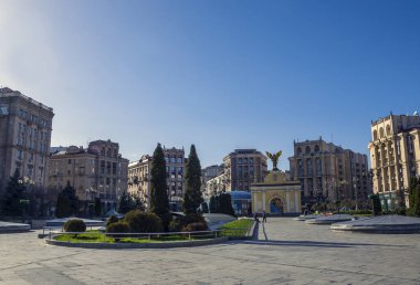 2022 baharında Rusya ile olan savaş sırasında Kyiv 'in (Bağımsızlık Meydanı) boş merkez meydanı