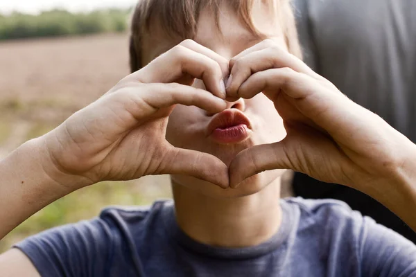 Niño Muestra Signo Del Corazón Con Sus Manos Fotos de stock libres de derechos