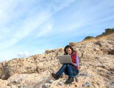 kayanın üzerinde çalışan genç kadın