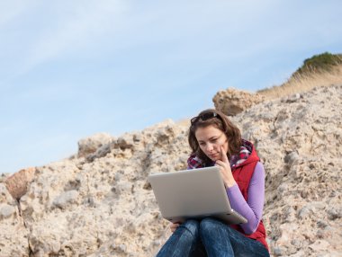 kayanın üzerinde çalışan genç kadın