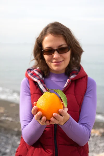 Orange in der Handfläche — Stockfoto