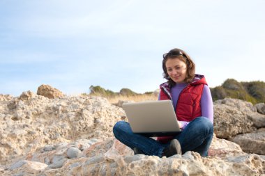 kayanın üzerinde çalışan genç kadın