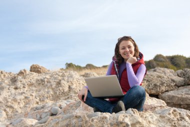 kayanın üzerinde çalışan genç kadın