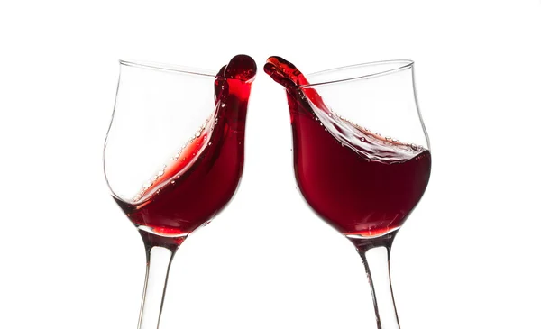 ¡Salud! Dos copas de vino tinto, gesto tostado, aislado en blanco — Foto de Stock