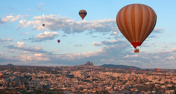 Varmluftsballoner stiger over dalen, Tyrkiet - Stock-foto