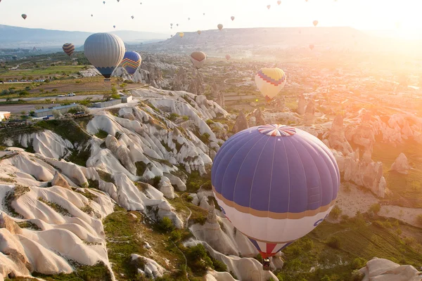 Balloon flight near the rock — Stock Photo, Image