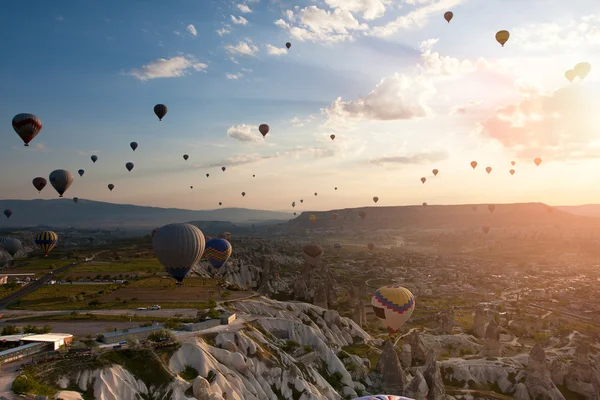 Hot air balloons rise over valley in Cappadocia, Turkey — Stock Photo, Image