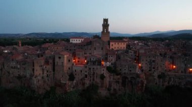 PITIGLIANO, İtalya. İtalya 'nın Pitigliano kentinin mimarisini gösteren bir hava manzarası