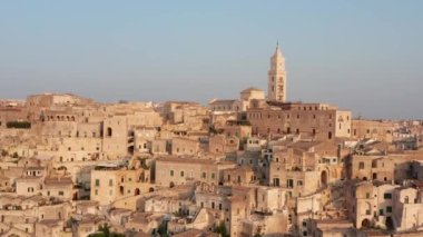 Basilicata 'daki Matera kasabasının havadan görünüşü. İtalya