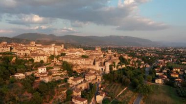 İtalya 'da antik bir kasaba olan Spello' nun havadan çekilmiş bir fotoğrafı.