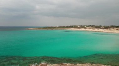 Denizde Ortaçağ Kulesi, Puglia, İtalya. Hava manzarası