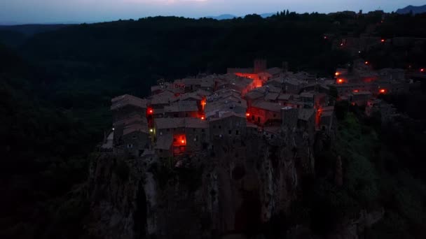 イタリアのヴィテルボ県のカルカタ ヴェッキア村の空中ビュー — ストック動画