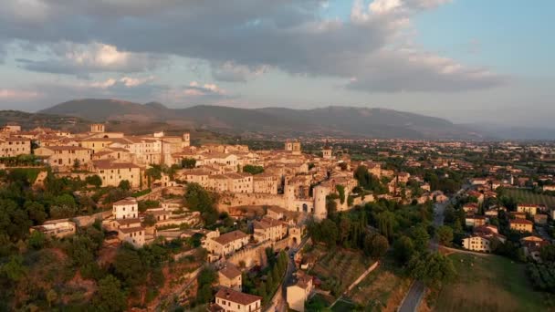 イタリアの古代都市Spelloの空中ショット — ストック動画