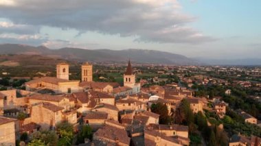 İtalya 'da antik bir kasaba olan Spello' nun havadan çekilmiş bir fotoğrafı.