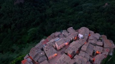 İtalya 'nın Viterbo ilindeki Calcata Vecchia köyünün hava manzarası
