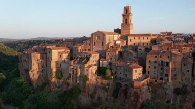İtalya 'nın Toskana kentindeki ortaçağ kasabası Pitigliano' nun havadan görünüşü