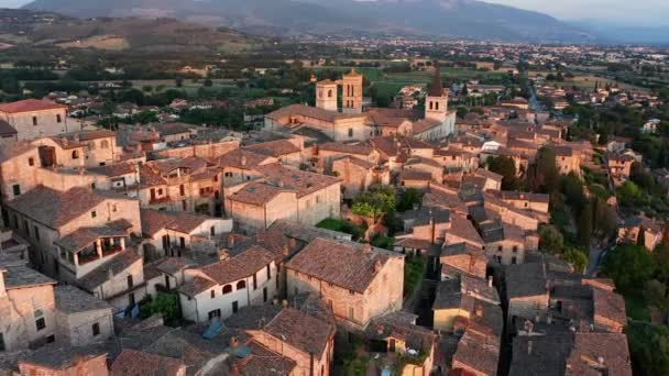 イタリアの古代都市Spelloの空中ショット — ストック動画
