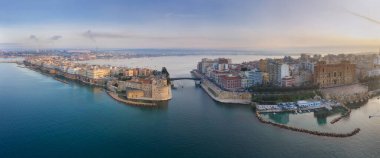 Taranto şehri, kalesi ve belediye binasının panoramik manzarası