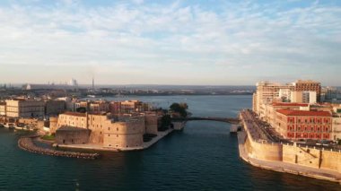 Taranto, İtalya 'nın havadan görünüşü - Puglia