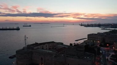 Taranto, İtalya 'nın havadan görünüşü - Puglia