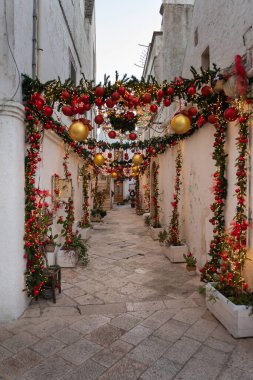 İtalya 'nın Puglia şehrindeki küçük Locorotondo kasabasında Noel atmosferi