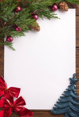 Noel kartında köknar ağacı, şenlikli süsleme baloları, ahşap arka planda yıldızlar. Pankart, bilet, broşür, kart, davetiye, poster için Noel şablonu
