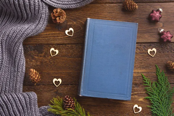 Inverno Composição Acolhedora Xadrez Quente Livro Decoração Natal Fundo Madeira — Fotografia de Stock