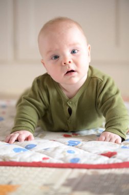 Tatlı erkek bebek emeklemeyi öğreniyor. 