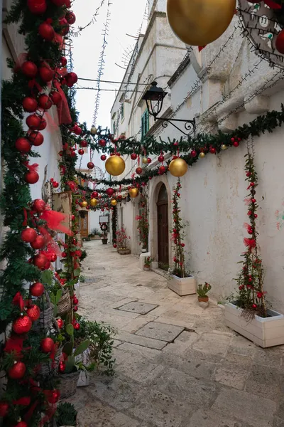 İtalya 'nın Puglia şehrindeki küçük Locorotondo kasabasında Noel atmosferi