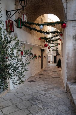 İtalya 'nın Puglia şehrindeki küçük Locorotondo kasabasında Noel atmosferi