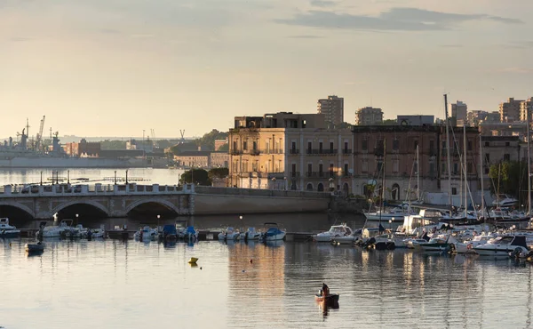 Port Morski Statki Łodzie Świcie Morskie Miasto Taranto — Zdjęcie stockowe