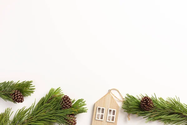 Komposisi Natal Cabang Cabang Spruce Dengan Rumah Kayu Kecil Dengan — Stok Foto