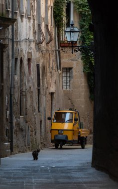 Eski kasaba Taranto 'da dar bir İtalyan caddesi. İtalya