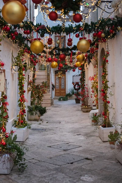 İtalya 'nın Puglia şehrindeki küçük Locorotondo kasabasında Noel atmosferi