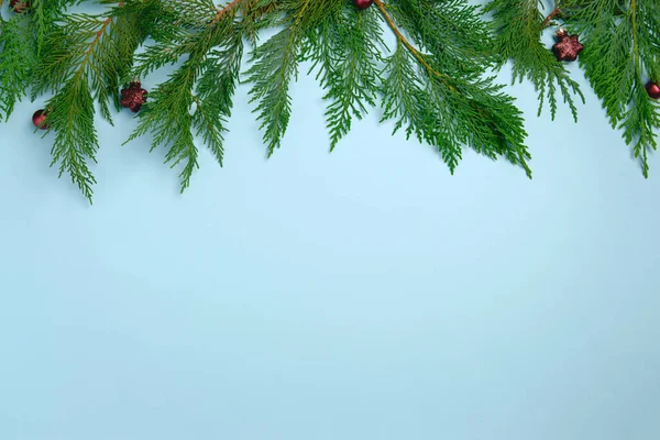 Fundo Festivo Natal Com Galhos Abeto Decorações Natal Vermelho Flat — Fotografia de Stock