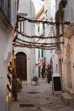 İtalya 'nın Puglia şehrindeki küçük Locorotondo kasabasında Noel atmosferi