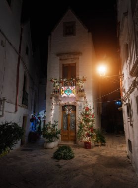 İtalya 'nın Puglia şehrindeki küçük Locorotondo kasabasında Noel atmosferi