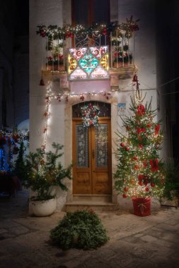 İtalya 'nın Puglia şehrindeki küçük Locorotondo kasabasında Noel atmosferi