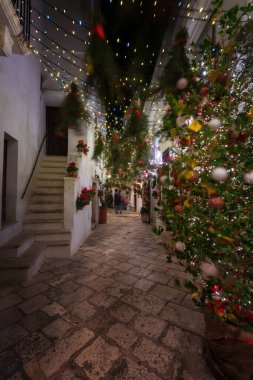 İtalya 'nın Puglia şehrindeki küçük Locorotondo kasabasında Noel atmosferi