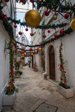 İtalya 'nın Puglia şehrindeki küçük Locorotondo kasabasında Noel atmosferi